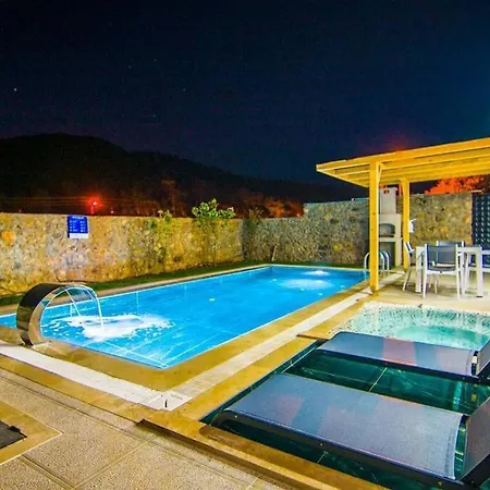 Havuzu Korunakli Balayi Villasi Villa *