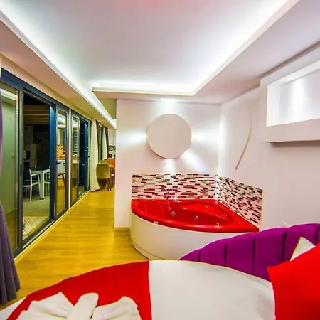 Havuzu Korunakli Balayi Villasi Kinali (Aegean)